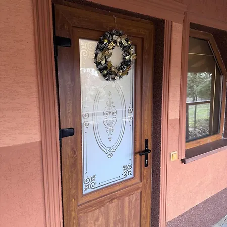 біля озера Hostel