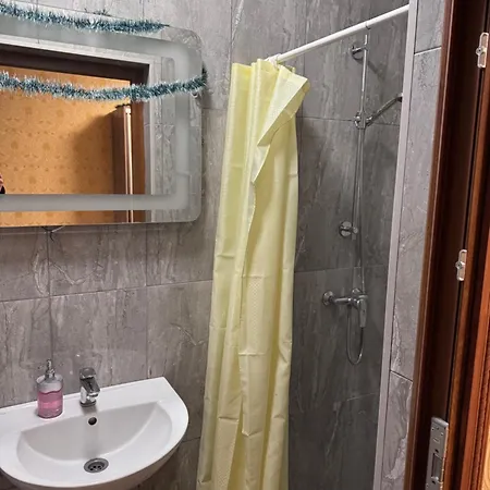 біля озера Hostel *