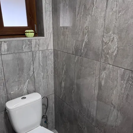 біля озера Hostel *