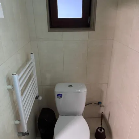 біля озера Hostel *