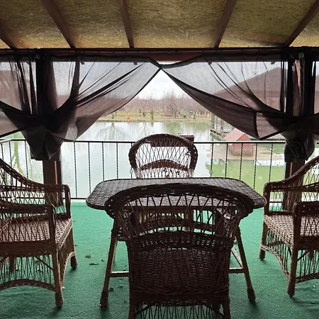 Hostel біля озера *