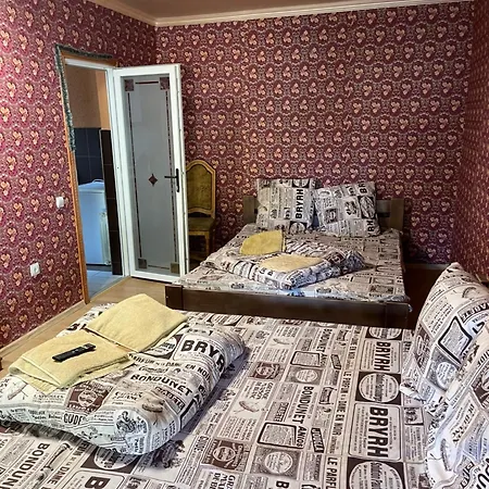 біля озера Hostel