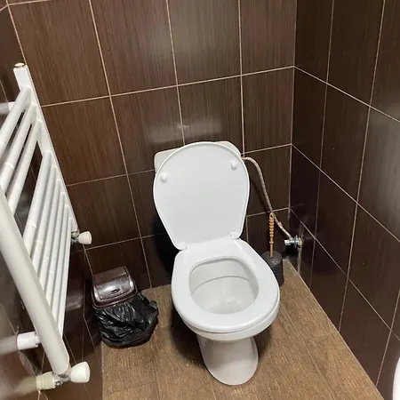 біля озера Hostel