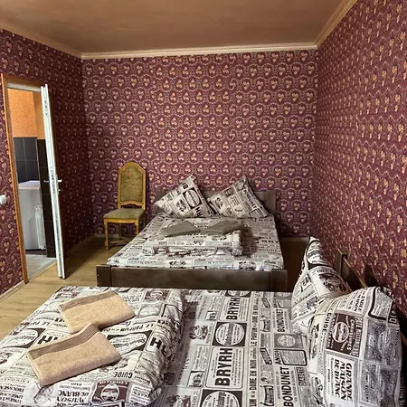 біля озера Hostel *