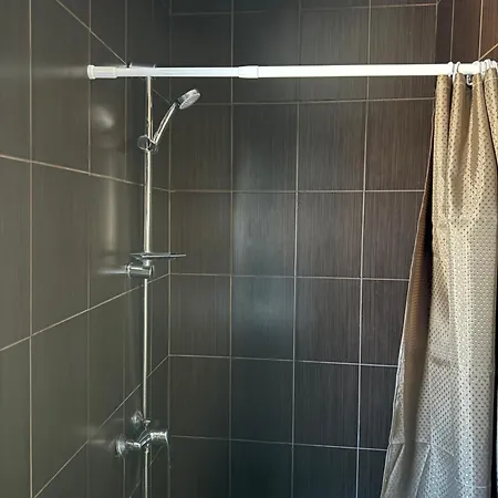 біля озера *