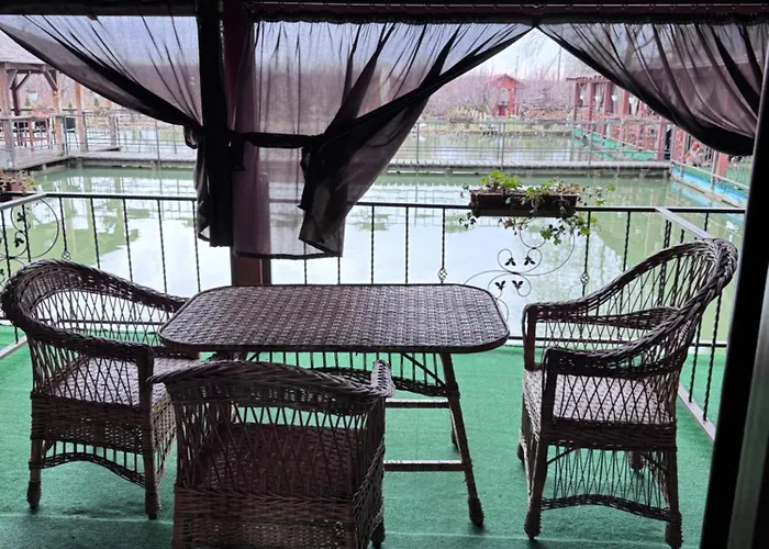 біля озера *