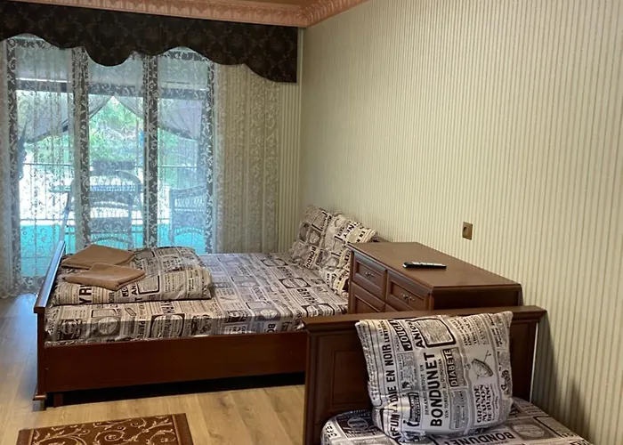 Hostel біля озера Munkács