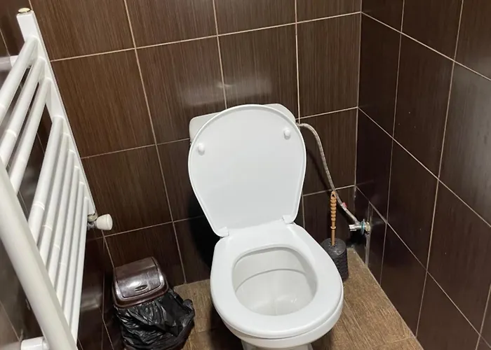 біля озера Hostel