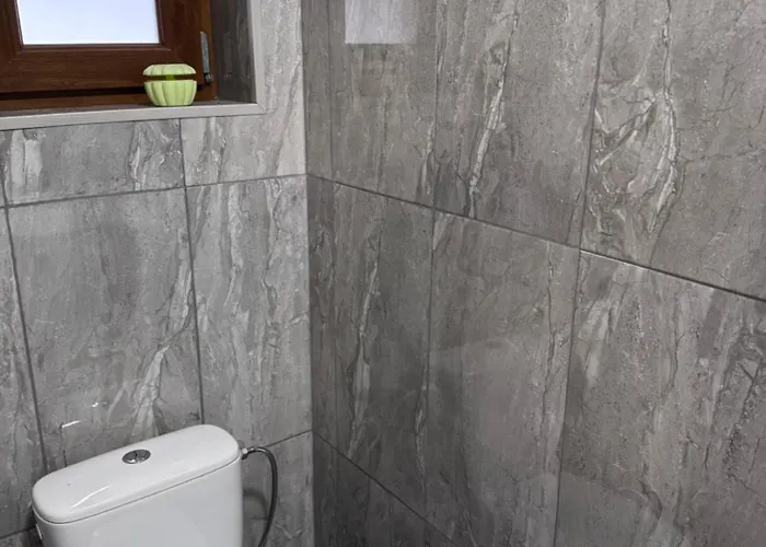 біля озера Hostel *