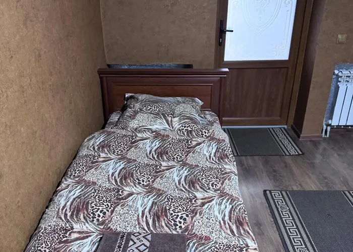 біля озера
