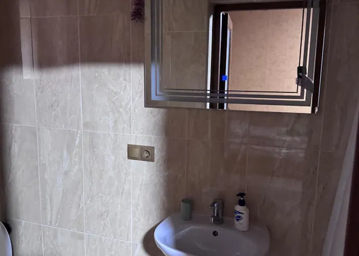 біля озера Hostel *
