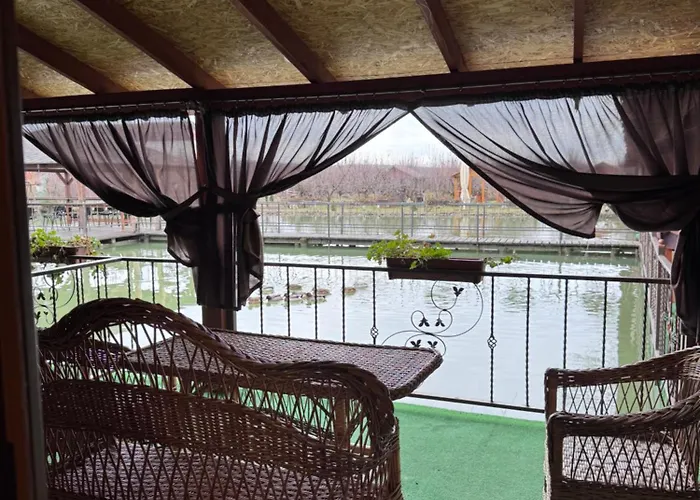 біля озера Hostel